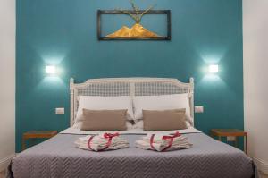 ein Schlafzimmer mit einem Bett mit zwei Kissen darauf in der Unterkunft Real Giardinetto a Toledo in Neapel