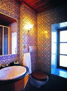 ein Badezimmer mit einer Badewanne, einem WC und einem Waschbecken in der Unterkunft Tekeli Konaklari in Antalya