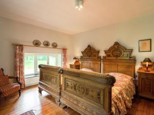 - une chambre avec un grand lit en bois et une fenêtre dans l'établissement Mansion in Beauplateau near Forest, à Gérimont