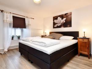 Spacious holiday home in Ouren with infrared sauna tesisinde bir odada yatak veya yataklar
