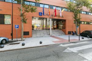 un bâtiment avec drapeaux devant lui dans l'établissement Globales de los Reyes, à San Sebastián de los Reyes