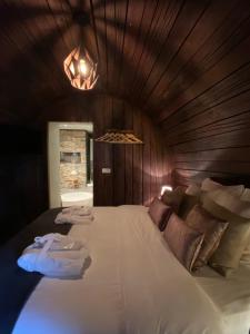 um quarto com uma grande cama branca num quarto em Hotel De Vrouwe van Stavoren em Stavoren