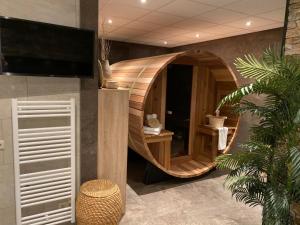 a room with a circular wooden room with a tv at Hotel De Vrouwe van Stavoren in Stavoren