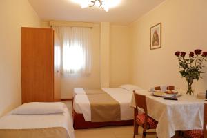 Postel nebo postele na pokoji v ubytování Hotel Michelangelo
