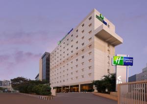 ein Hotelgebäude mit einem Schild davor in der Unterkunft Holiday Inn Express Hyderabad HITEC City, an IHG Hotel in Hyderabad