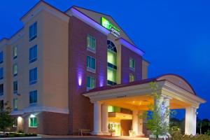 ジャクソンビルにあるHoliday Inn Express Hotel & Suites Chaffee - Jacksonville West, an IHG Hotelの夜のホテルの描写