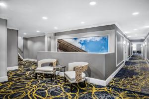 Лоби или рецепция в Hotel Indigo Dallas Downtown, an IHG Hotel