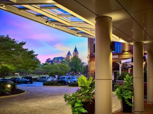 奧本的住宿－奧本大學酒店，享有停车场和大楼的景色