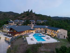 Luftaufnahme eines Hauses mit Swimmingpool in der Unterkunft Altitud 720 Hotel, Aparts & Spa in Villa General Belgrano