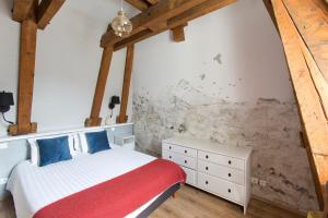 リュス・サン・ソヴァールにあるHôtel Tourmaletのベッドルーム1室(ベッド1台、ドレッサー付)