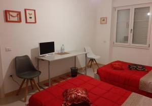 Uma TV ou centro de entretenimento em B&B Pascal