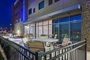 Un balcon sau o terasă la Holiday Inn Express & Suites - Lenexa - Overland Park Area, an IHG Hotel