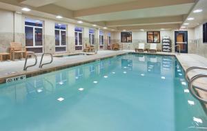 duży basen w pokoju hotelowym w obiekcie Holiday Inn Express Las Cruces North, an IHG Hotel w mieście Las Cruces