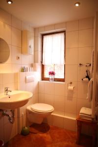 A bathroom at Lauterer Wirtshaus