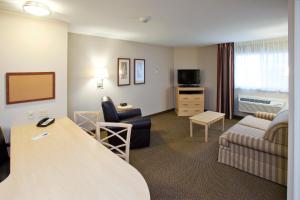 Seating area sa Candlewood Suites Minot, an IHG Hotel