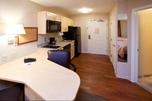 Kitchen o kitchenette sa Candlewood Suites Minot, an IHG Hotel