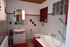 Koupelna v ubytování Haus Verdi + 37 fotografií