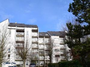 Un gran edificio blanco con árboles delante. en APPART PORT DU CANAL, en Dijon 2 fotos más
