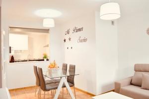 A kitchen or kitchenette at Evaleta