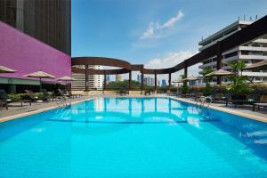 新加坡Holiday Inn Singapore Atrium by IHG的大楼里的一个大型蓝色游泳池