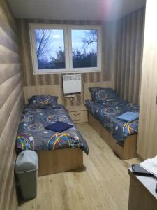Postel nebo postele na pokoji v ubytování 2 osobowe kawalerki w domkach FreezerHause Kozery- NoclegiGrodziskPL 792-535-535