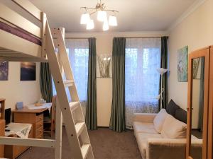 ワルシャワにあるEmilka Apartmentのリビングルーム(二段ベッド1組、ソファ付)