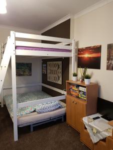 ワルシャワにあるEmilka Apartmentのベッドルーム1室(二段ベッド2組、デスク付)