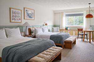 a hotel room with two beds and a couch at Wayfinder Newport in Newport