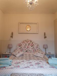 トリノにあるMaison Saluzzoの花柄のヘッドボード付きのベッド1台(ベッドルーム内)