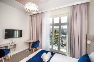 una camera d'albergo con letto e finestra di Hotel Gdynia Boutique a Gdynia