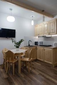Kuchnia lub aneks kuchenny w obiekcie Willa Za Potokiem Komfortowe apartamenty w sercu Bukowiny Tatrzańskiej
