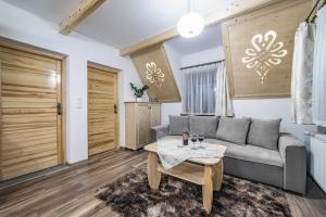 Część wypoczynkowa w obiekcie Willa Za Potokiem Komfortowe apartamenty w sercu Bukowiny Tatrzańskiej