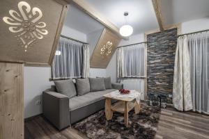 Część wypoczynkowa w obiekcie Willa Za Potokiem Komfortowe apartamenty w sercu Bukowiny Tatrzańskiej