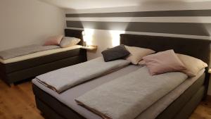 2 camas en una habitación con rayas en la pared en Apartment Köhlbichler en Viehhofen