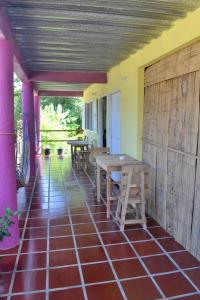 a room with a table and benches on a patio at Sistarasta in Palomino