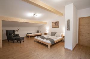 a large bedroom with a bed and a chair at Nagelehof in Navis