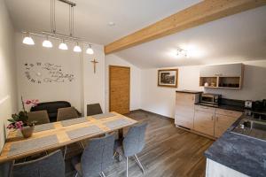 uma cozinha e uma sala de jantar com mesa e cadeiras em Nagelehof em Navis