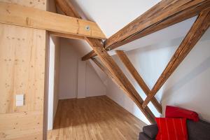 a room with wooden beams in a attic at Historisches Wohnen modern interpretiert in Kirrweiler