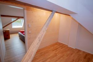 an attic room with a wooden wall at Historisches Wohnen modern interpretiert in Kirrweiler