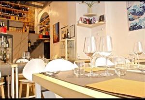 un bar con diversi bicchieri di vino su un bancone di Funny Palace Hostel a Roma