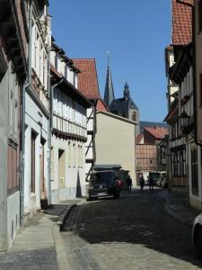 une voiture garée dans une rue d'une ville dans l'établissement Apartment In der Hohen, à Quedlinbourg