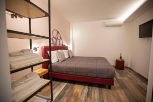 Boscotrecase的住宿－Vesuvio Inn Bed & Wine Experience，一间卧室配有床和双层床。