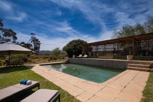einen Pool in einem Hof mit einem Gebäude in der Unterkunft 360on62 Farm Cottages in Montagu