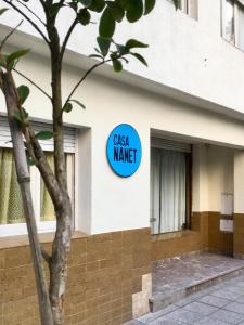 a sign that reads cash market on the side of a building at Casa Nanet Hotel in Mar del Plata