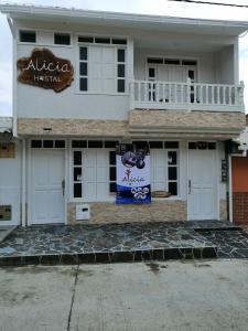 un edificio con un cartel en la parte delantera en Alicia Hostal Filandia, en Filandia