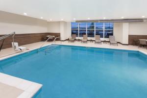 - une grande piscine dans une chambre d'hôtel dans l'établissement Holiday Inn Express & Suites Sandusky, an IHG Hotel, à Sandusky