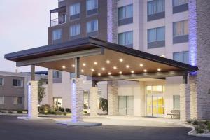 un padiglione con luci di fronte a un edificio di Holiday Inn Express & Suites Sandusky, an IHG Hotel a Sandusky
