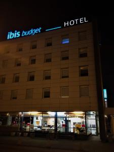 ibis budget Katowice Centrum في كاتوفيسي: مبنى عليه لافته للفندق بالليل