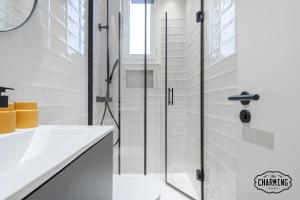 une salle de bain blanche avec une douche et un lavabo dans l'établissement Retiro Chic - Apartamento de 1 dormitorio, à Madrid