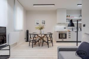 une cuisine et un salon avec une table et des chaises dans l'établissement Retiro Chic - Apartamento de 1 dormitorio, à Madrid